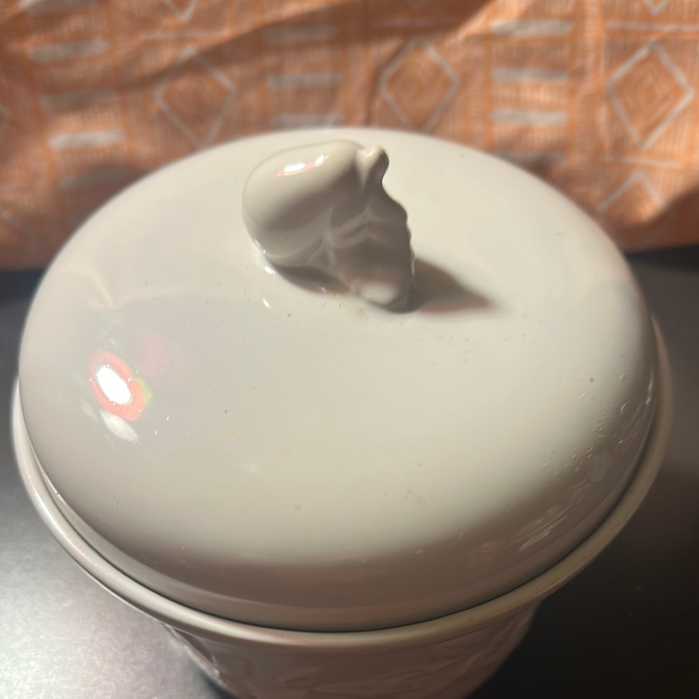 White Kitchen Food Storage Container with Embossed Design - Picture 2 of 4